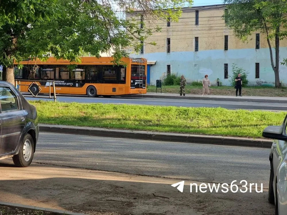 Глава города сообщил о временной остановке наземного общественного транспорта. Метро продолжает работать, детей из детсадов перевели в укрытия — родителям рекомендуют следить за сообщениями.