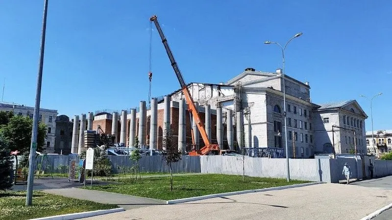 Очевидцы заметили монтаж крана у здания театра: по словам свидетеля, работы выполняют сотрудники компании «Кронверк». Подробности пока не сообщаются.