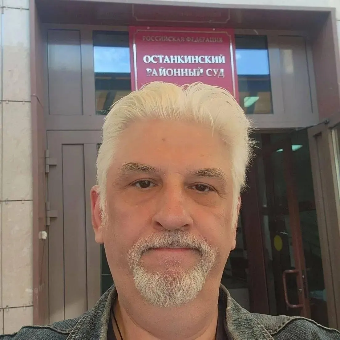 Иск о защите достоинства после реплики «русских много» признали необоснованным: суд решил, что права истца не затронуты, а дело о возможном штрафе для телепрограммы закрыто.