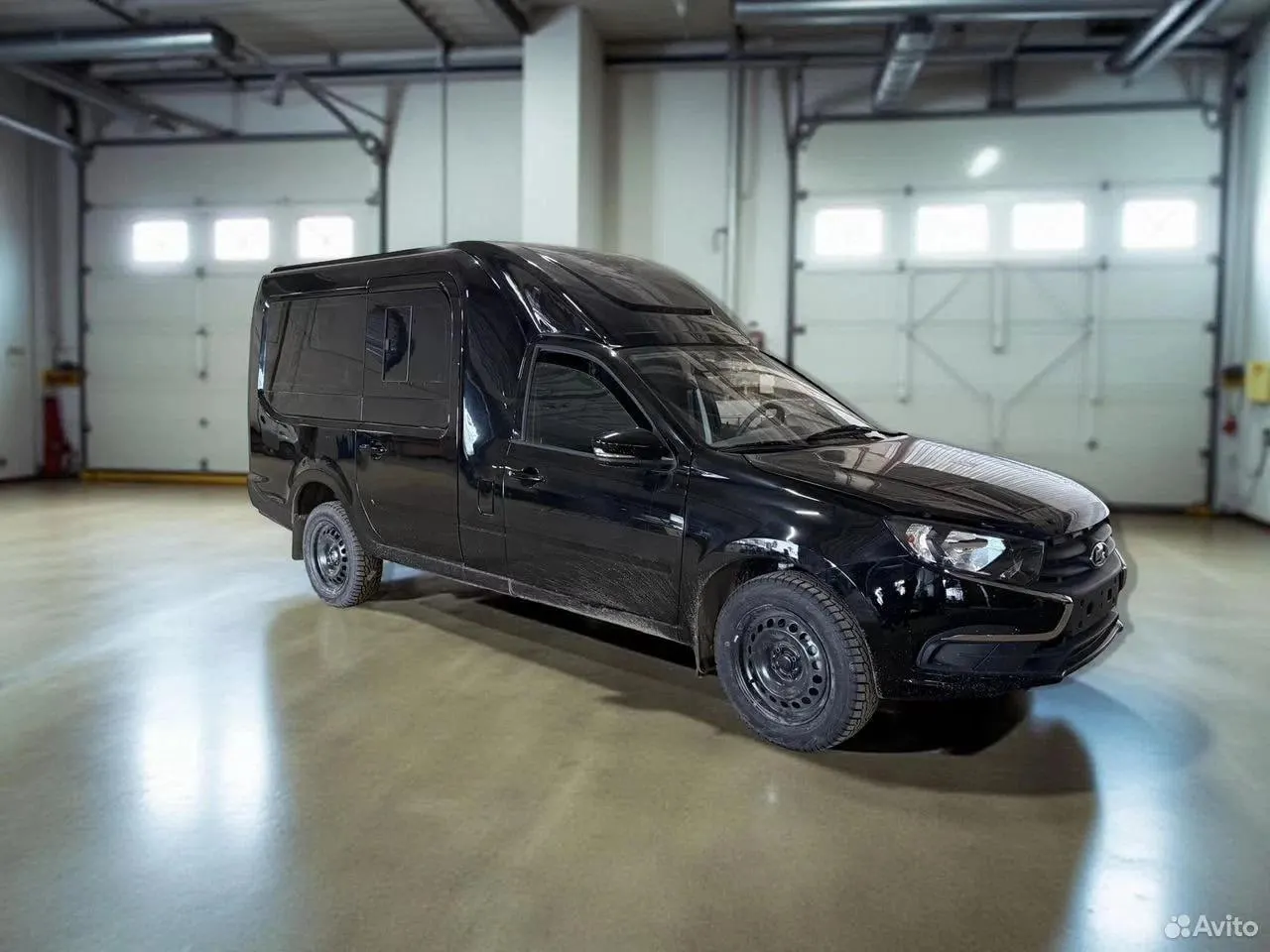 Нижегородская компания переоборудовала Lada Granta в катафалк с выдвижным подиумом длиной 2,3 м, бактерицидным облучателем, кондиционером и шумоизоляцией. Цена — 2,75 млн рублей.