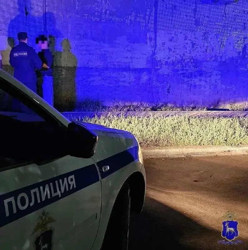 Девочка ушла в гости и не вернулась домой; утром её обнаружили в подъезде — она переждала ночь из‑за страха реакции родителей.