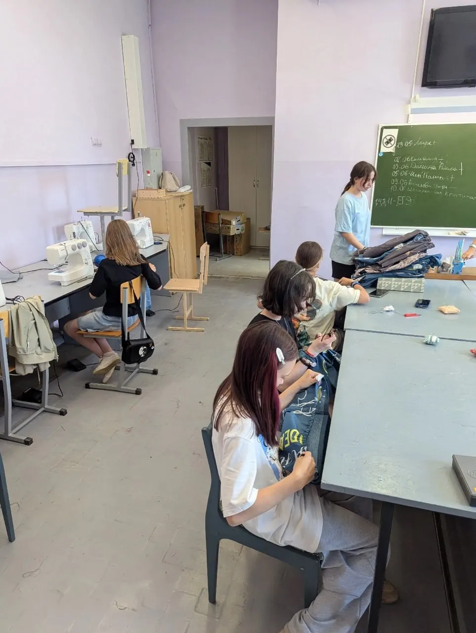Пятиклассницы и шестиклассницы из Ижевска в составе школьного отряда «Иголочка» две недели шили нижнее бельё для бойцов, отправляемого из Удмуртии в зону СВО. Оплаты не было; отряд получил благодарственные письма от военных и волонтёров.