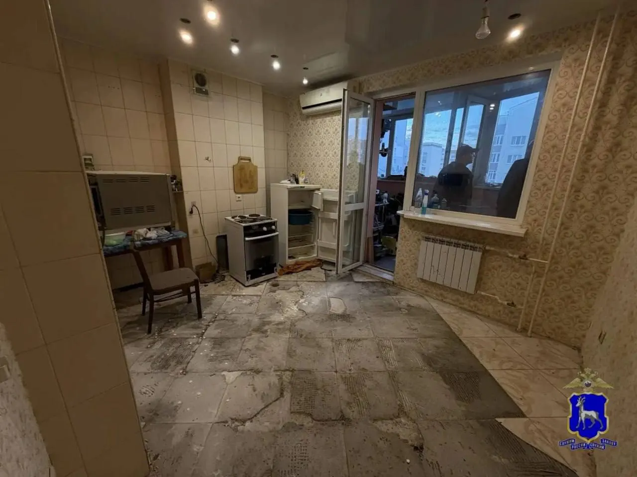 Жильцы почувствовали резкий запах и вызвали полицию. В кухне нашли избитое тело хозяина; по подозрению в убийстве задержан его собутыльник, который признался.