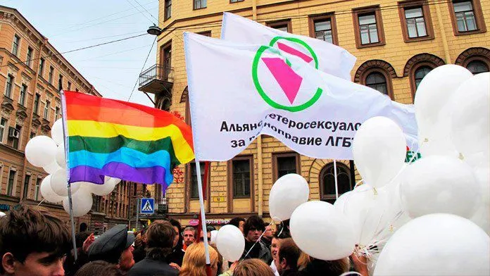 Санкт‑Петербургский городской суд по иску регионального управления Минюста признал организацию «Альянс гетеросексуалов и ЛГБТ за равноправие» экстремистской. Дело рассматривалось в закрытом режиме; в качестве основания названы онлайн‑встречи, публикации и прошлые публичные мероприятия.