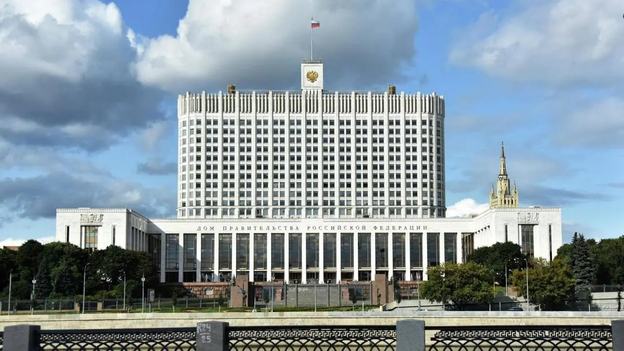 В Госдуму внесён законопроект о полной или частичной компенсации утильсбора для семей с тремя и более детьми. В правительстве проект раскритиковали: принятие может повлечь дополнительные бюджетные расходы, а источники финансирования не определены.