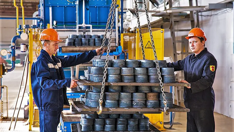 Лефортовский районный суд Москвы по иску Генпрокуратуры наложил арест на АО «ЕПК» и связанные с ним предприятия в Волжском, Саратове и Самаре. Дело связано с действиями экс‑депутата Олега Савченко и историей введения антидемпинговых пошлин на китайские подшипники.