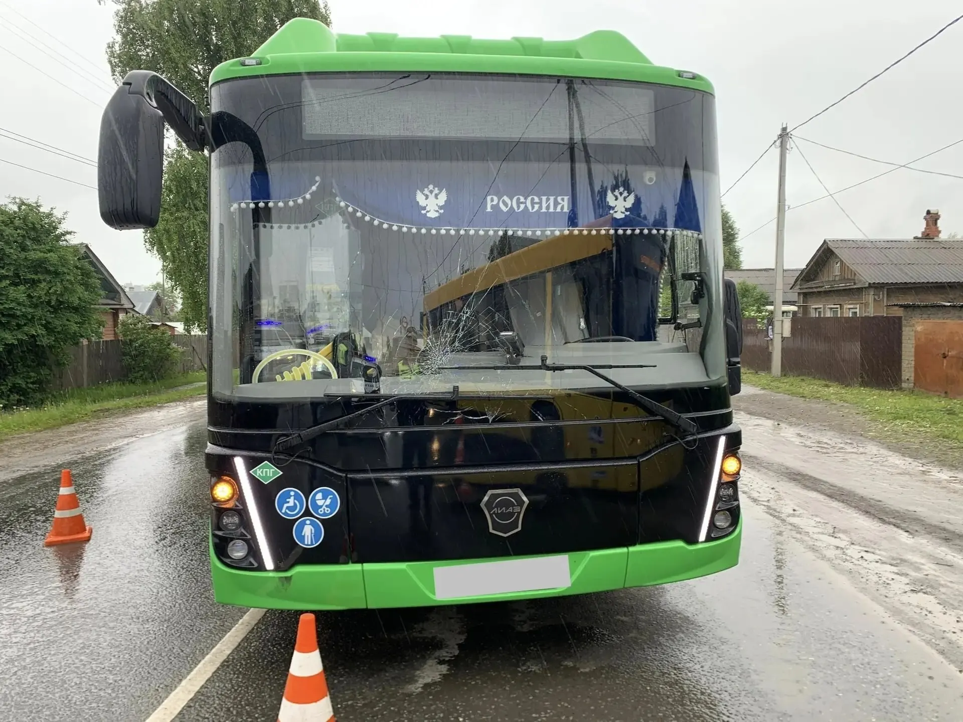 Утром 1 июня на улице Павла Корчагина автобус наехал на 80‑летнего мужчину‑велосипедиста; в результате ДТП пострадали велосипедист и 24‑летняя пассажирка автобуса.