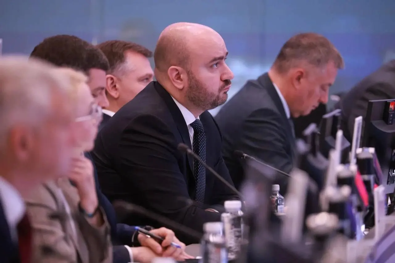 На совещании под руководством вице‑премьера обсуждали поставки бензина и дизеля, координацию между федеральным центром, регионами и поставщиками, а также мониторинг цен и логистики.