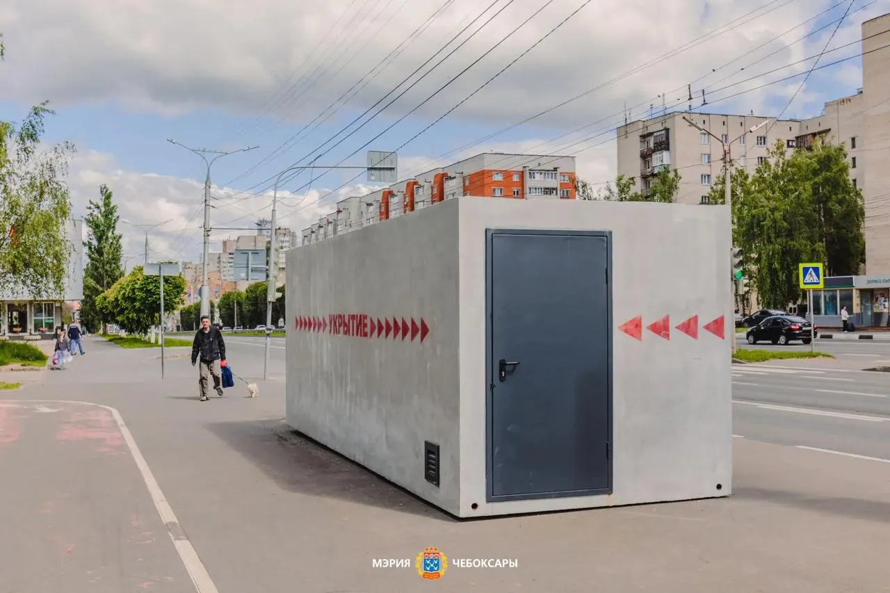 В Чебоксарах поставили 15 мобильных бомбоубежищ, ещё шесть ожидают установки. Власти пока не обнародовали карту расположения укрытий.