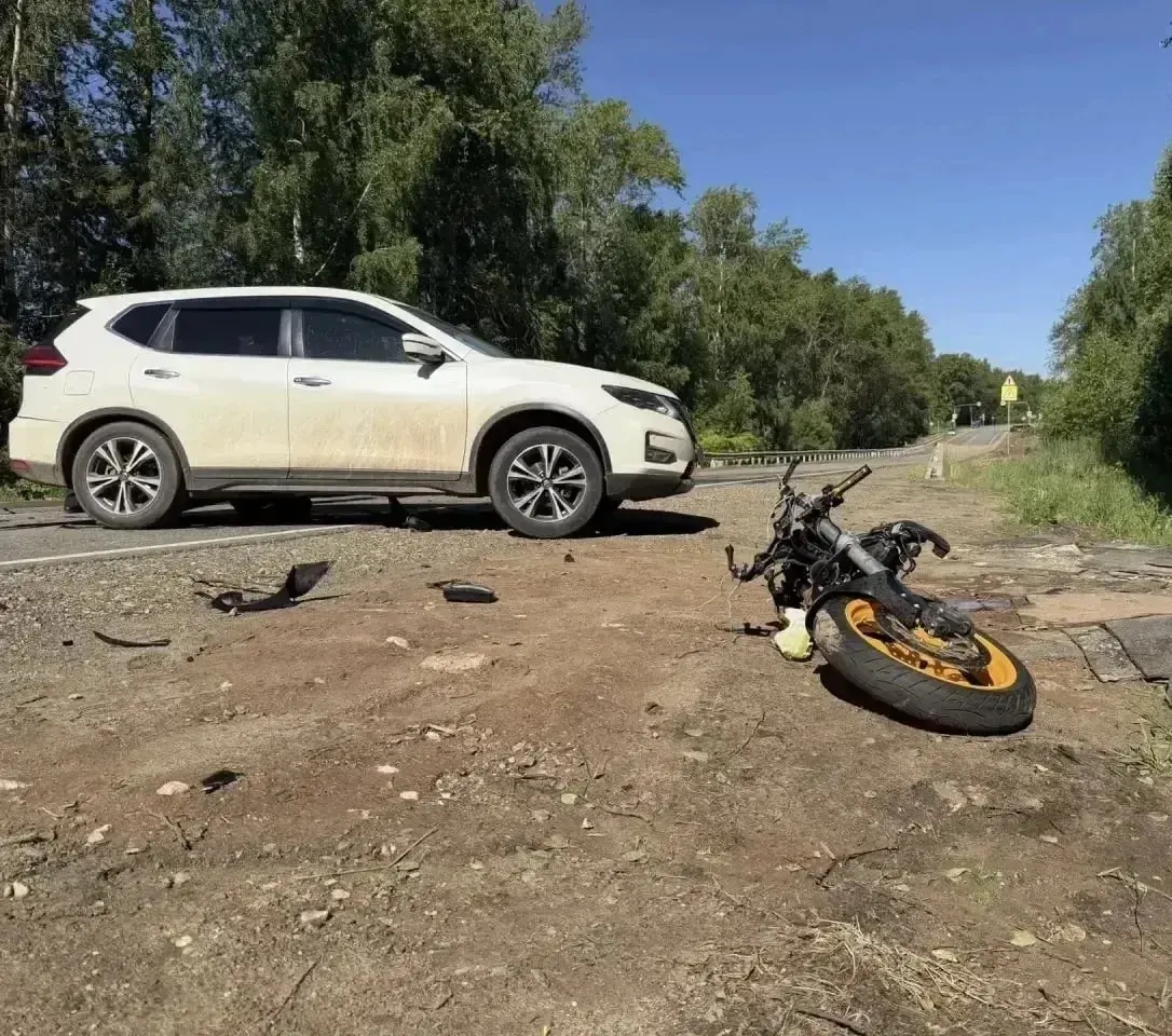 Утром у деревни Катаевцы столкнулись мотоцикл Honda и автомобиль Nissan. Водитель мотоцикла погиб на месте ДТП.