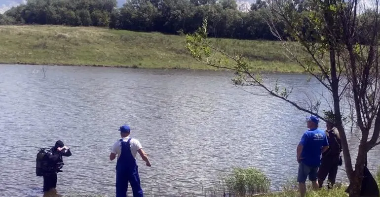Водолазы в озере у села Константиновка нашли тело мужчины на глубине примерно 2,5 м. Полиция выясняет обстоятельства происшествия.
