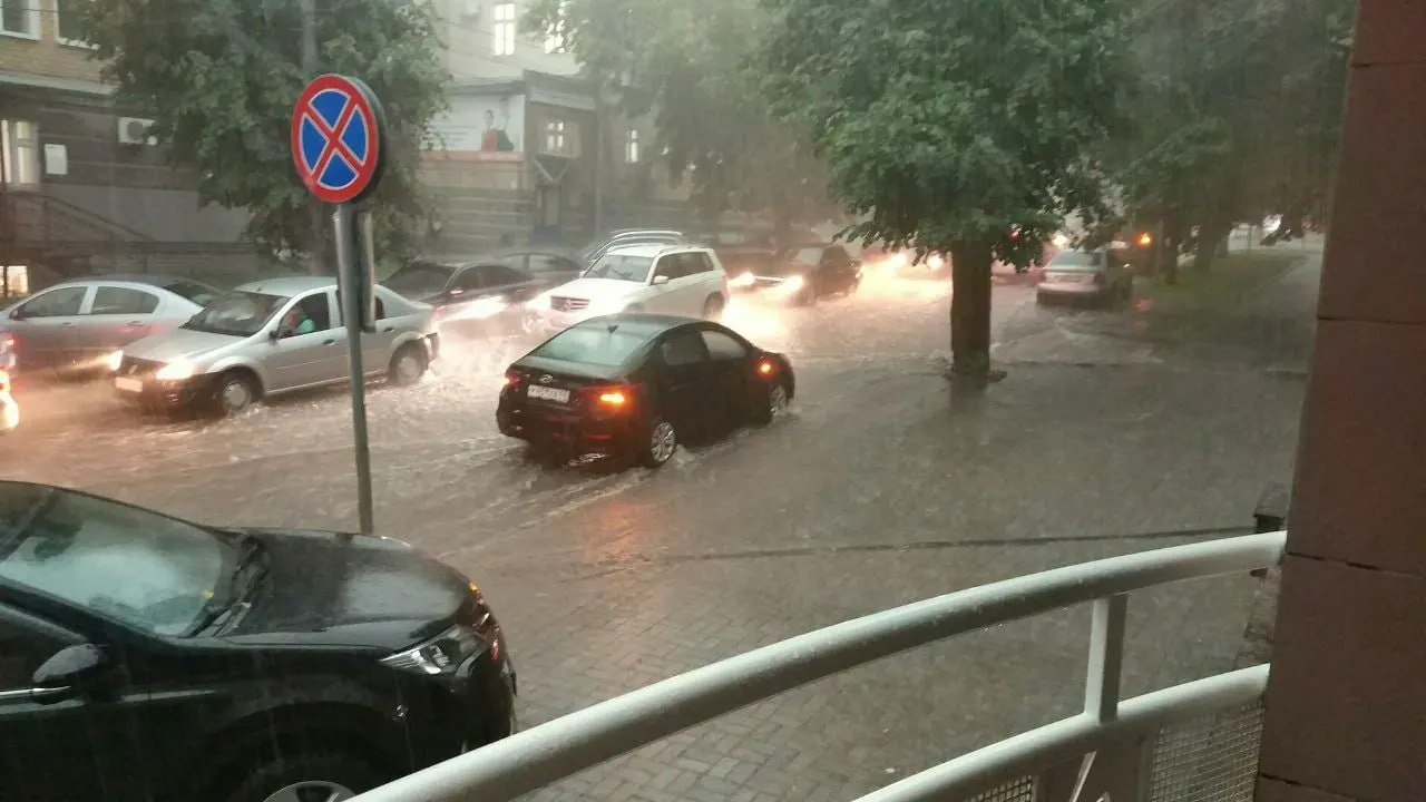Местами возможны сильные ливни, град и шквалистый ветер. Днём +18…+23 °C, ночью +11…+15 °C. На следующей неделе осадки усилятся, в отдельных районах ожидается подъём уровня рек.