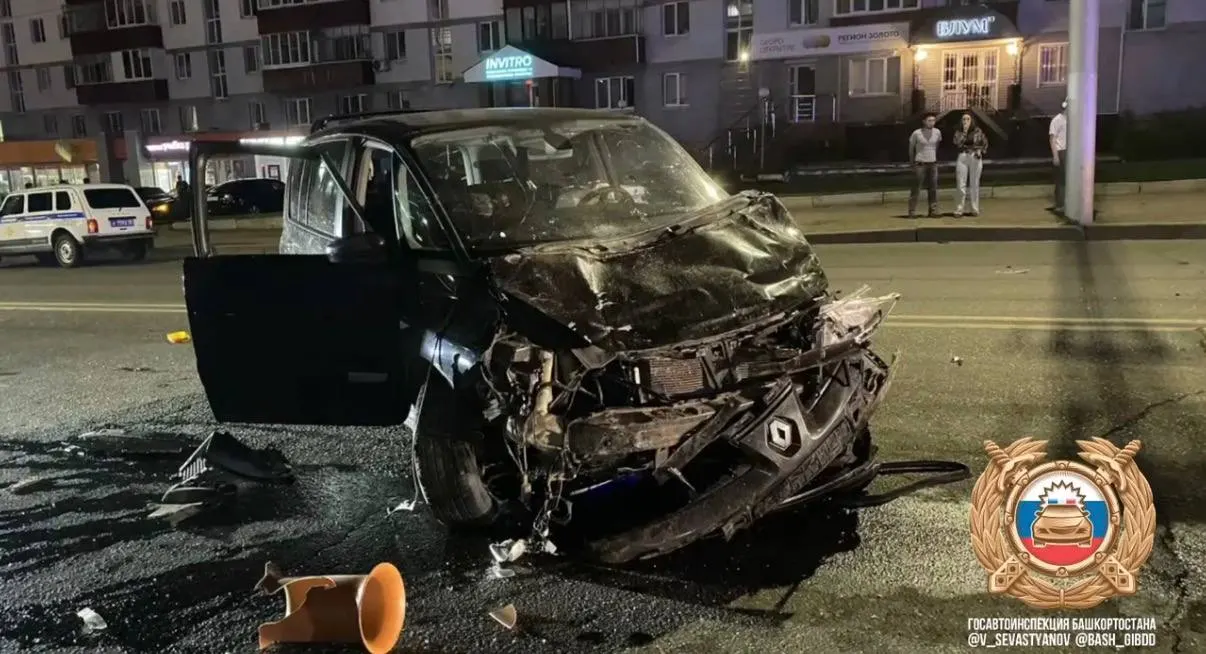 18‑летний водитель на «девятке» столкнулся с Renault Espace: водитель Renault не пострадал, двое молодых мужчин погибли, ещё один подросток госпитализирован.