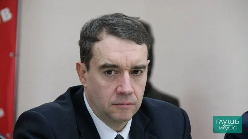 Депутат облдумы сообщил о провале на улице Вокзальной в Балакове: яма расширилась до 15 метров, появляется запах канализации, а в Волге нашли всплывшую рыбу. Власти ожидают смету района для выделения средств на устранение аварии.