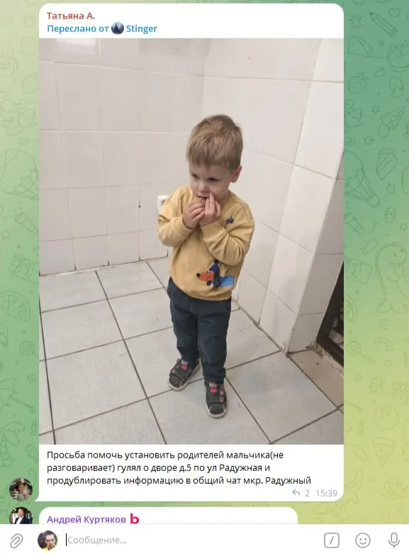 Во дворе на улице Радужная несколько часов сидел мальчик, не разговаривающий с прохожими и босиком в сандалиях. Местные пытаются выяснить, кто его родители.