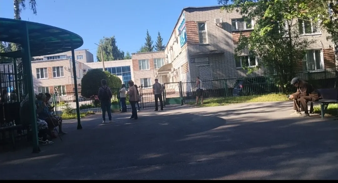 Здание стоматологического центра в Новочебоксарске проверяют после сообщения о минировании: внутри никого не пускают, все приёмы отменены, на месте работают скорая и пожарные.