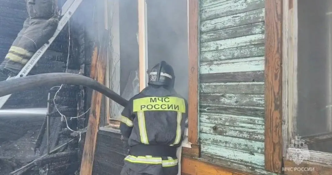 На улице Самочкина в Ленинском районе произошёл пожар: огнём охвачены три барачных дома, люди успели покинуть жилища, пострадавших нет.