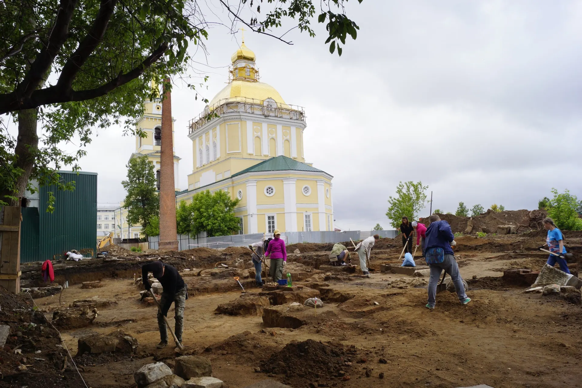 Камская археологическая экспедиция нашла в Архиерейском квартале Перми плиту с надписью о Надворном Советнике Николае Ежеве и памятник мещанину Андрею Тиунову; власти планируют обустроить в квартале зону памяти и светскую зону с яблоневым садом.