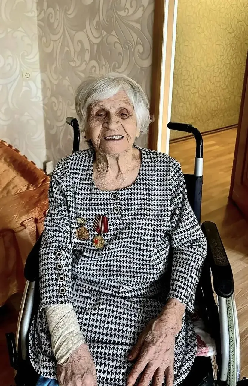 Ефимия Петровна Репетилова, родившаяся в 1921 году, ушла на 105-м году жизни. В 20 лет она ушла на фронт медсестрой, всю войну выносила раненых с передовой; после войны почти 40 лет трудилась на нижегородском заводе. Мэр города выразил соболезнования.