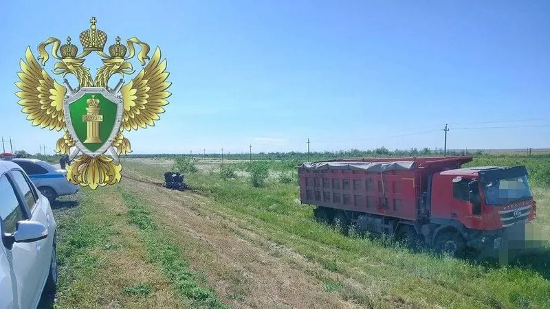 Рано утром на трассе Саратов — Ершов — Озинки возле поселка Модин грузовик столкнулся с легковым автомобилем. В результате аварии погибли водитель и пассажиры ВАЗ-21099, обстоятельства выясняют.