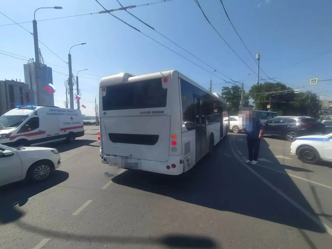 13 июня около 9:40 на пересечении Чернышевского и Большой Горной в Саратове автобус ЛиАЗ столкнулся с грузовой «ГАЗелью». Несколько пассажиров госпитализированы, прокуратура контролирует проверку.