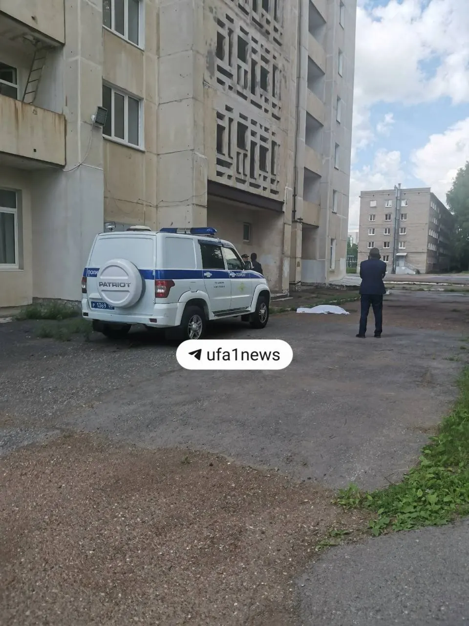 Тело 21‑летнего мужчины нашли рядом с домом на Мингажева, 160/2. Обстоятельства происшествия и личность погибшего уточняются.