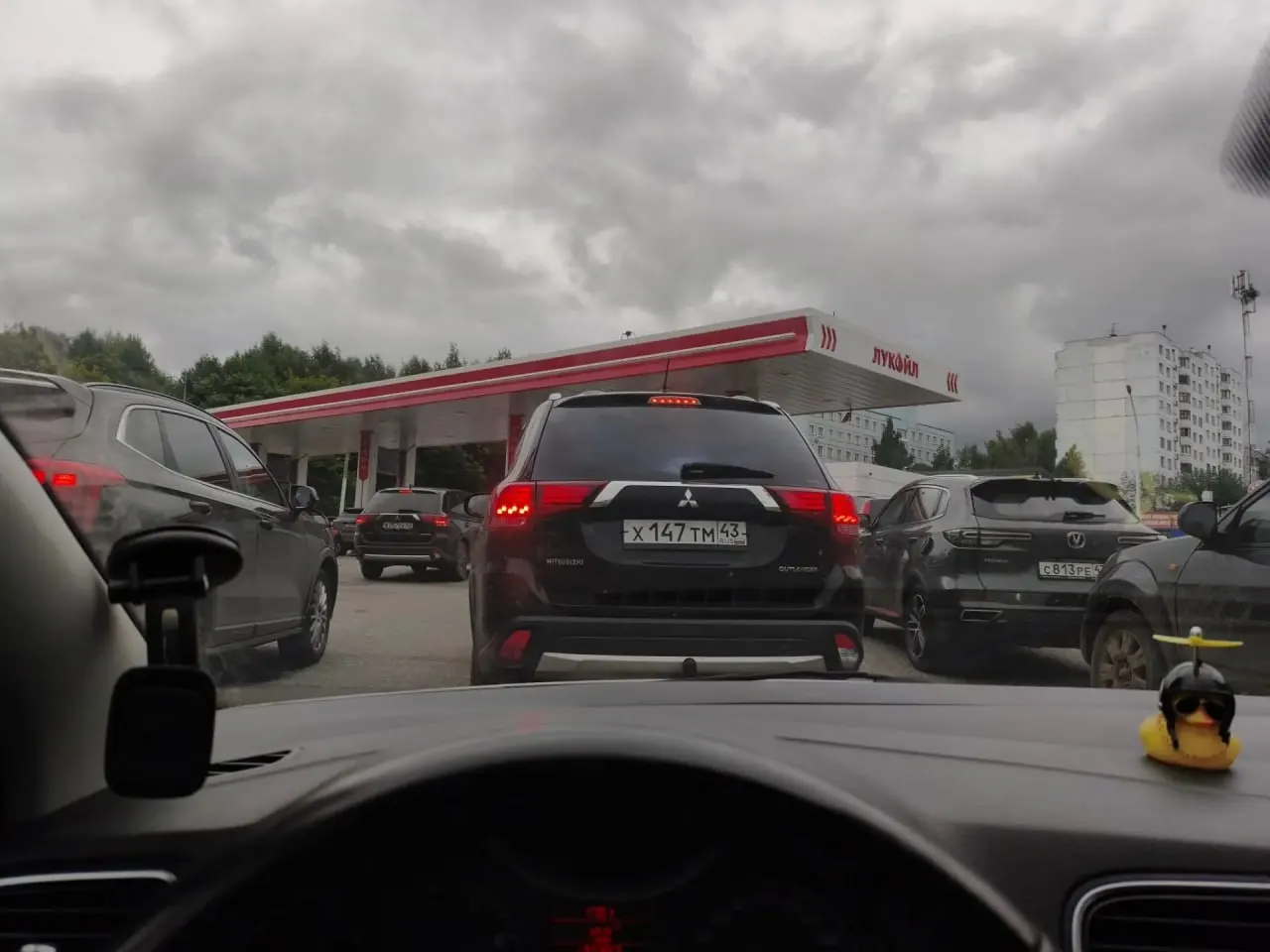Автомобилисты сообщили, что на заправке рядом с Малахитом закончился 92‑й бензин, из‑за этого образовалась очередь примерно на полчаса.