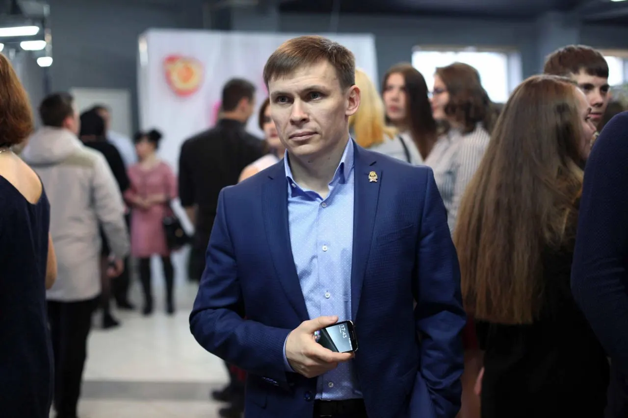 Бывшего руководителя филиала РАНХиГС и депутата Заксобрания Александра Парамонова признали виновным в создании преступной группы и мошенничестве при приёме студентов: суд назначил четыре года колонии и штраф 3 млн рублей.