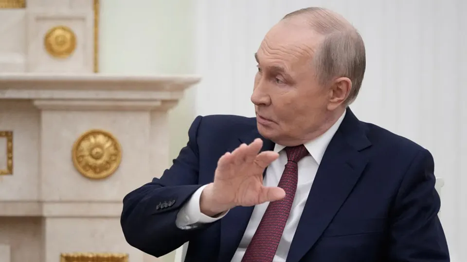 С 2022 года в России усилилась волна изъятий активов у частных владельцев — у ряда миллиардеров отобрали компании, часть бизнеса перешла под контроль государства, а часть элиты ответила крупными пожертвованиями в бюджет.