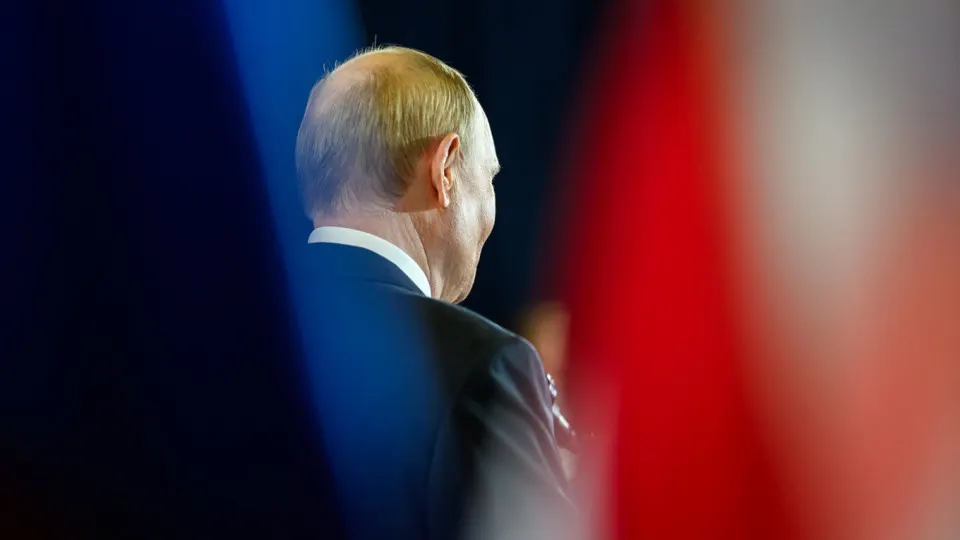 Правительство отложило снижение порога уплаты НДС: он останется на уровне 20 млн рублей до 2029 года. Решение временно освободит от налога сотни тысяч компаний, но усиливает уход в наличность и тревогу предпринимателей.