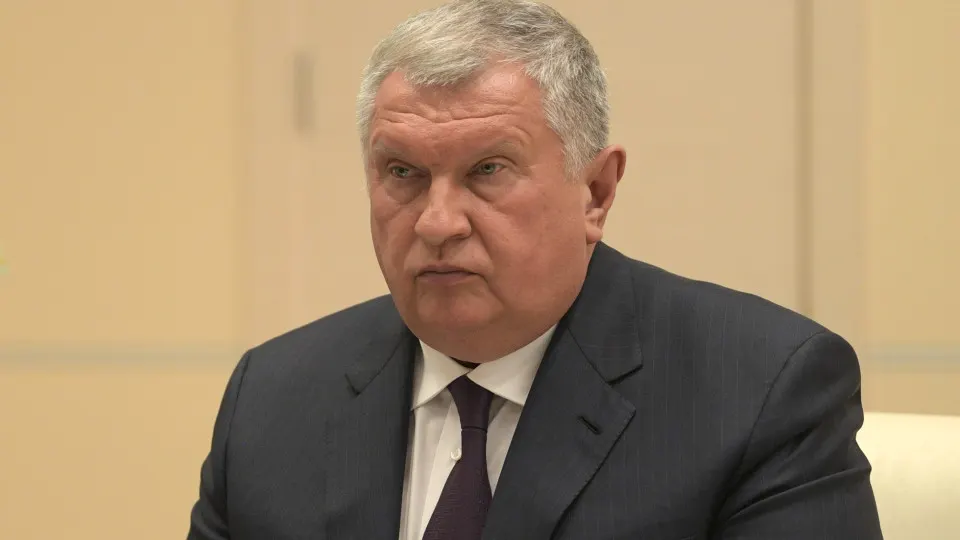 Глава нефтекомпании сообщил президенту о беспрецедентных разрушениях российских НПЗ после ударов и предложил временно изменить правила биржевых продаж и перераспределения сырья, чтобы поддержать внутренний рынок топлива.