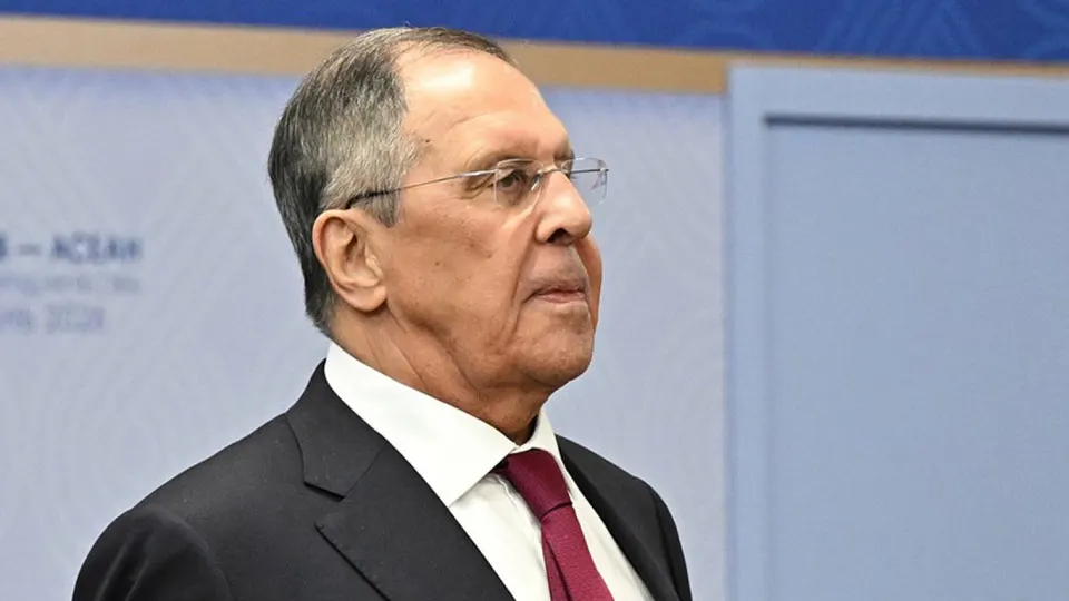 После самой масштабной ночной атаки дронов на Москву 18 июня глава МИД заявил о регулярных массированных ударах по украинским объектам, от которых зависит боеспособность ВСУ. В столичном регионе — пожары на НПЗ и в торговом комплексе, «нефтяной дождь», сбитые дроны и сотни задержанных или отменённых рейсов.
