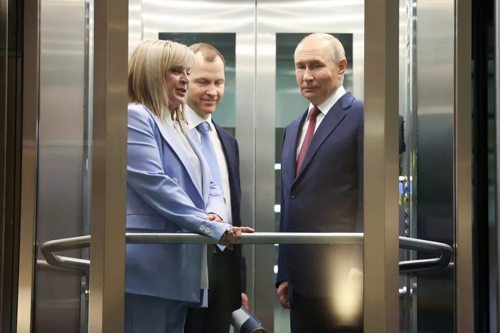 По словам собеседников, близких к администрации президента, представители силовых органов добиваются переноса или отмены сентябрьских думских выборов из‑за экономических проблем, падения рейтингов и угроз общественной стабильности. В администрации утверждают, что обсуждение пока носит в основном разговорный характер.