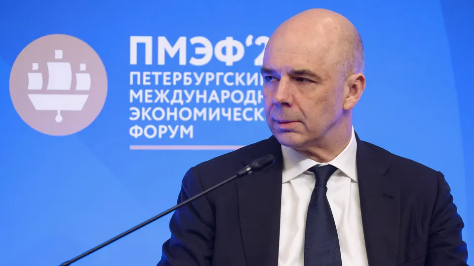 По оценке Счетной палаты, доходы федерального бюджета по итогам года могут составить около 38,2 трлн руб., что на 2,1 трлн (5,2%) ниже, чем предусмотрено законом; основная причина — недобор нефтегазовых поступлений на фоне снижения цен на нефть и укрепления рубля.