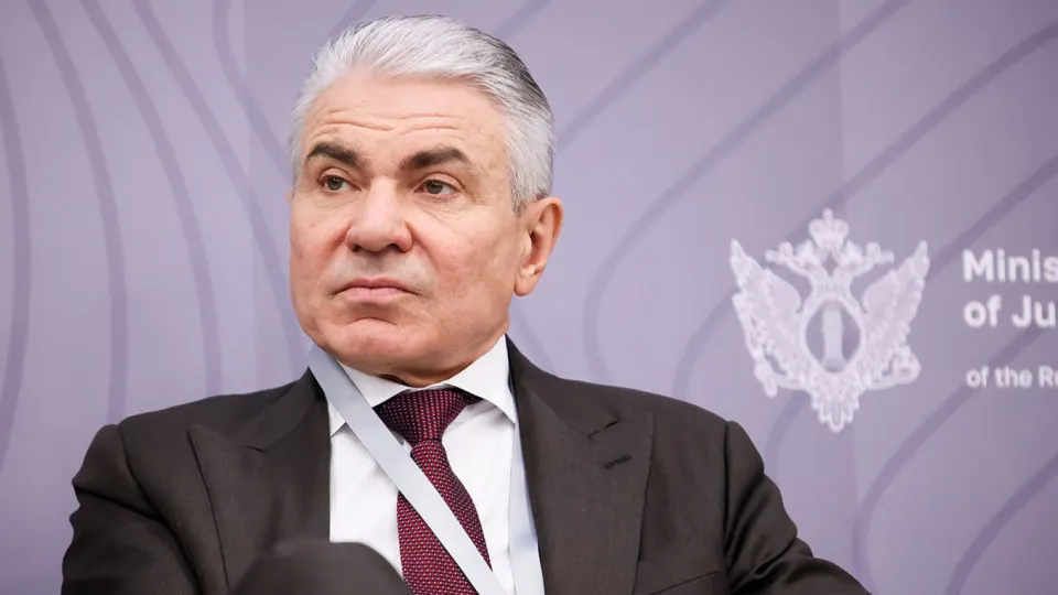 Заместитель министра юстиции потребовал, чтобы разработчики искусственного интеллекта внедрили «фильтры национальной безопасности», возложив ответственность на владельцев моделей и введя санкции; одновременно обсуждаются идея «суверенных» ИИ и реакция крупного бизнеса на возможные ограничения.