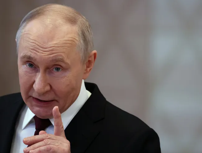 В 25‑минутном интервью президент заявил, что дефицит топлива «не критический», пообещал наращивание поставок и ремонта нефтеперерабатывающих мощностей, отверг новое мирное предложение Украины и прокомментировал итоги саммита в Анкоридже.