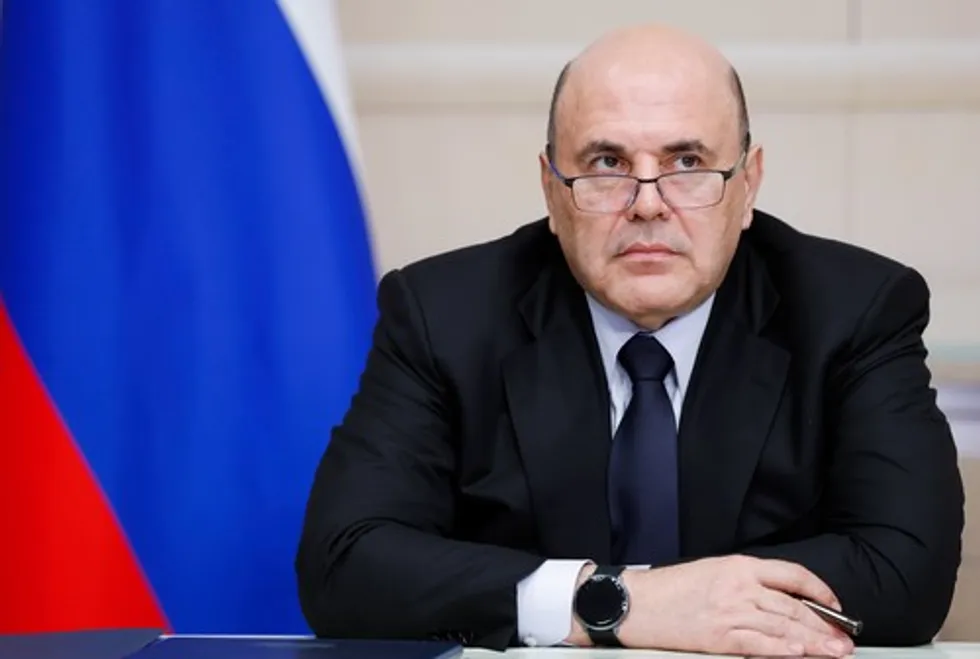 По данным утечек, в 2022 году сестра главы правительства положила в банк 12 млрд рублей — при официальных доходах, сопоставимых с зарплатой рядового менеджера, такие накопления вызывают вопросы. В расследовании также описывают связи с бизнесменом, сделки с зарубежными компаниями и уголовные процессы вокруг партнеров.