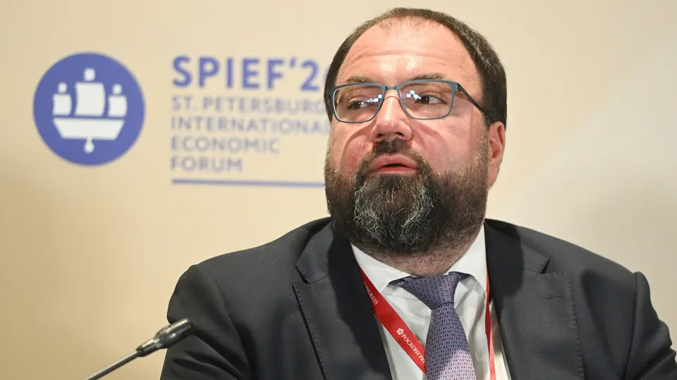 Глава Минцифры анонсировал внедрение механизмов подтверждения возраста на онлайн‑платформах; рассматриваются варианты через «Госуслуги» и технологии ИИ. Эксперты предупреждают о рисках утечек данных и дополнительных расходах для владельцев сервисов.