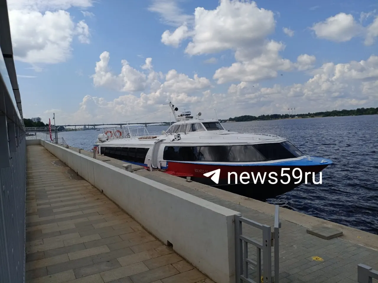 «Восход-50» после ремонта в Ленинградской области пришвартовался у пермской набережной. Судно используют для речных экскурсий и доставки жителей в отдалённые районы; вместимость — около 70 пассажиров.