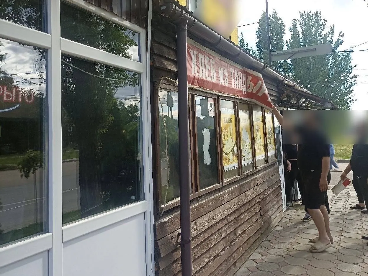 Суд приостановил работу пекарни «Хлеб из Тандыра» в Энгельске на 30 суток после проверки, в ходе которой выяснилось, что в заведении готовил еду гражданин Узбекистана.