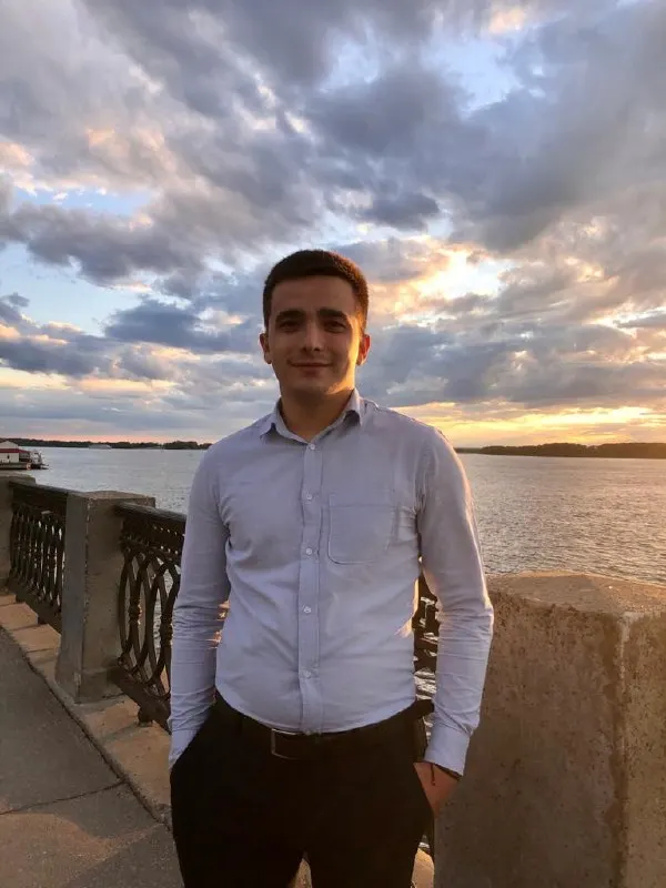 Он утверждает, что предложение было шуткой, не испытывает злорадства и не следит за её жизнью; сейчас живёт в Самаре, учится на юриста и воспитывает годовалую дочь.
