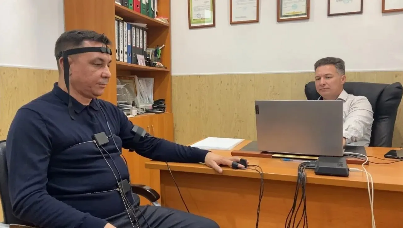Бывший депутат Госсобрания Башкортостана Рустам Хафизов рассказал, что член ЦК КПРФ и глава пресс‑службы, депутат Госдумы Александр Ющенко требовал от него не участвовать в выборах и грозил уголовным преследованием. Хафизов подал в суд и собирается баллотироваться в Госдуму как самовыдвиженец.