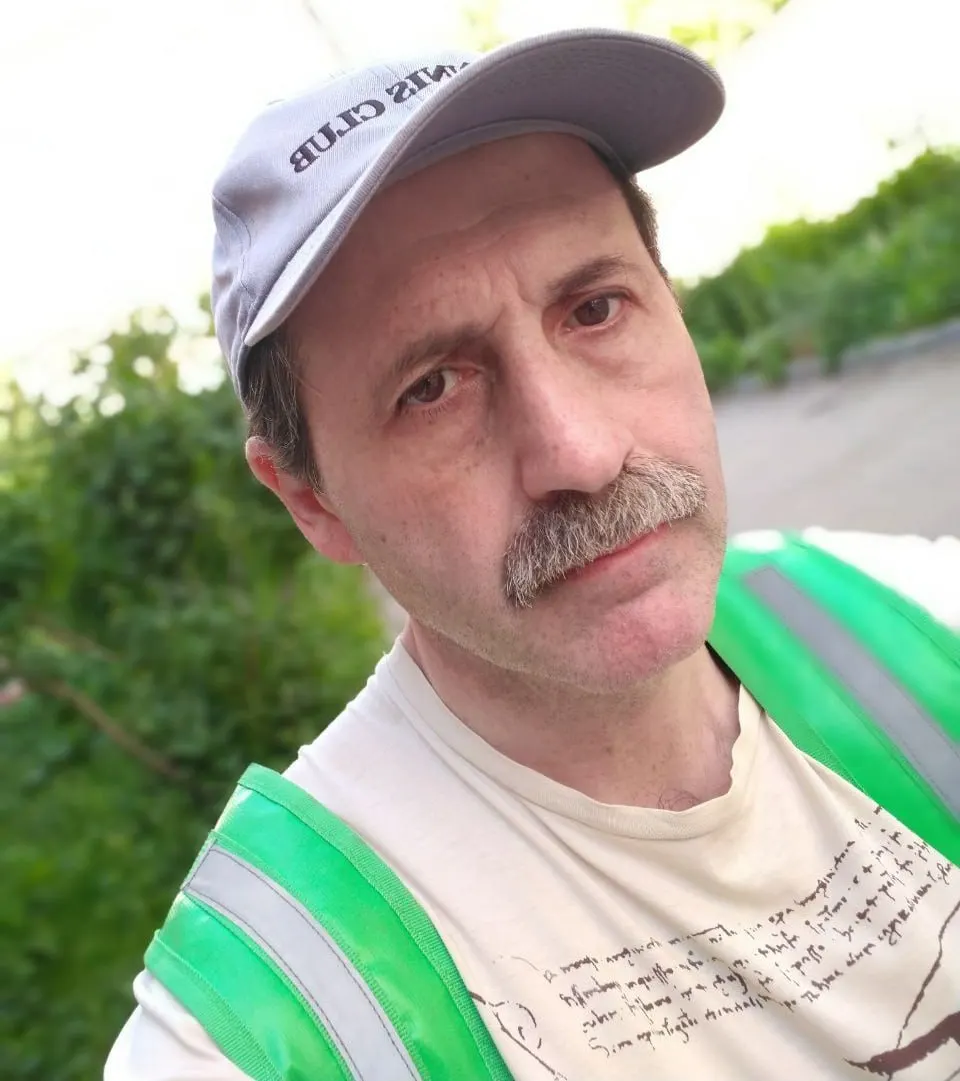 Активист и репетитор сообщил, что его аккаунт в приложении службы доставки отключили по инициативе службы безопасности; он отмечает, что судимость погашена и не должна мешать трудоустройству.