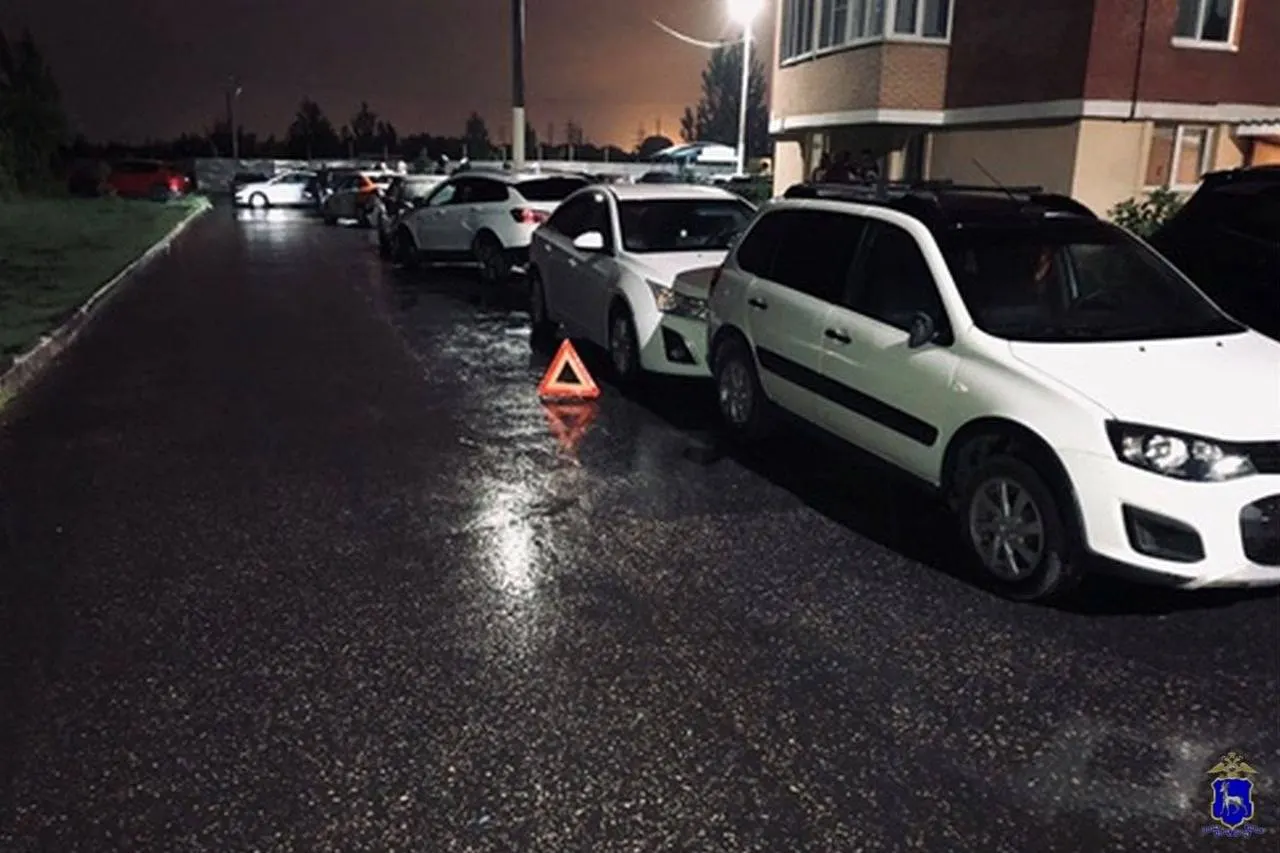 В Тольятти водитель Kia Cerato врезался в Volkswagen Polo, из‑за удара тот наехал на вышедшую из машины женщину. Затем Kia продолжил движение и столкнулся с тремя припаркованными автомобилями. Водитель отказался от медосвидетельствования.