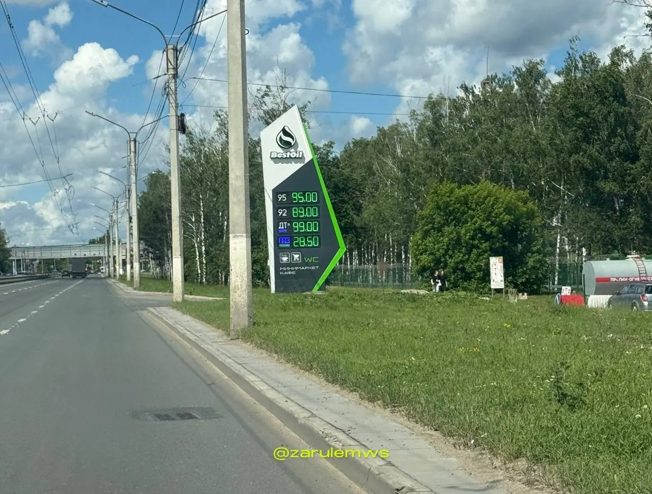 Из‑за ограниченных поставок на отдельных частных АЗС в республике цены на топливо резко выросли: дизель — до 99 руб., АИ‑92 — до 89 руб., АИ‑95 — до 95 руб.; крупные сети пока пытаются сдержать дефицит.