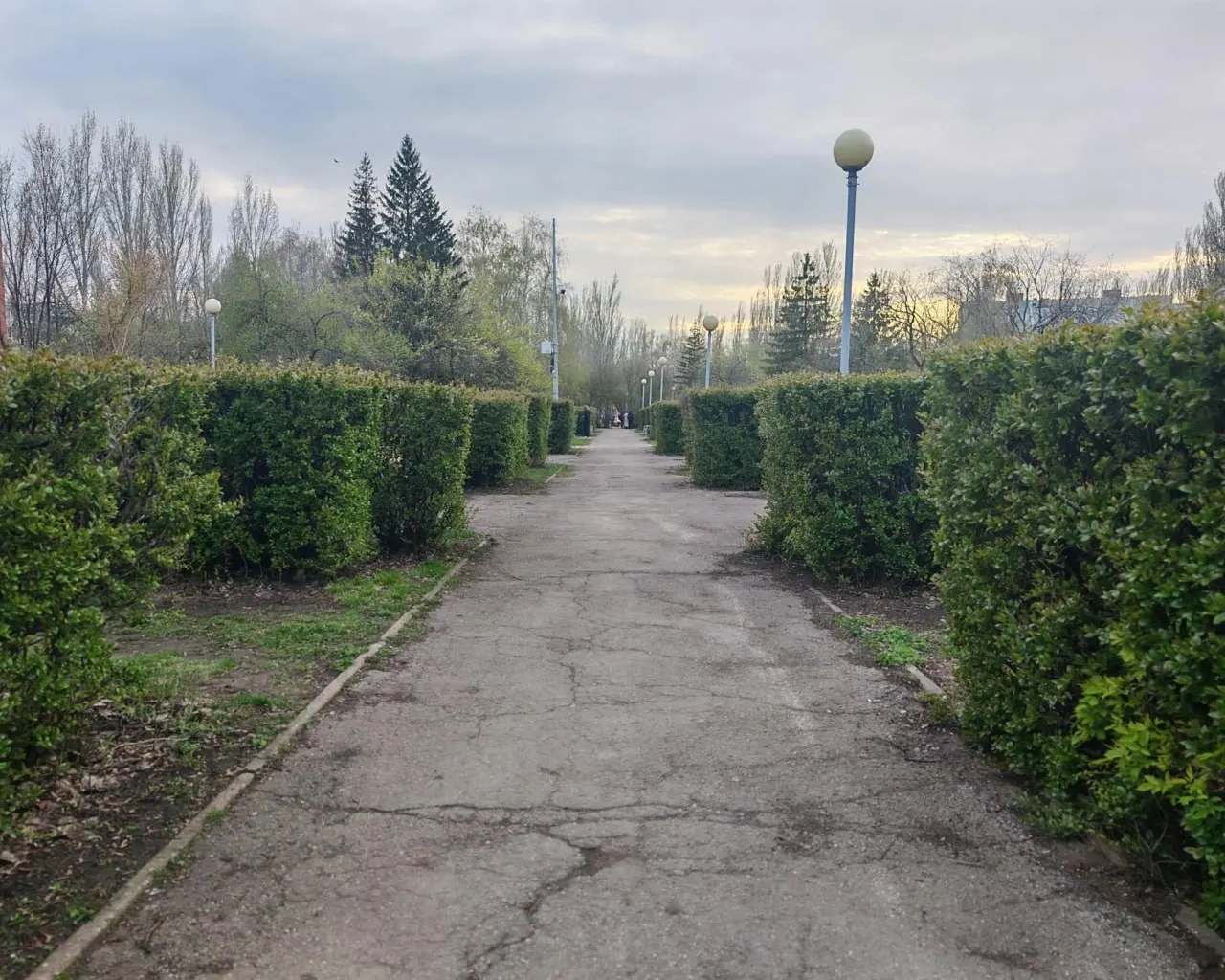 Сквер в пятом квартале набрал 23 900 голосов в федеральной программе благоустройства; планируют обновить покрытие, установить фонари и скамейки, обустроить детскую и спортивную площадки, крытые беседки и летний кинотеатр.