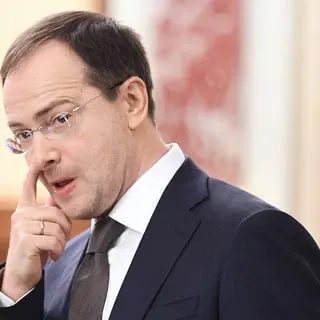 Помощник президента Владимир Мединский высказался за систему обязательной отработки для студентов, обучающихся на бюджетных местах: по его мнению, выпускники должны заключать трудовые контракты с плательщиками их обучения. Ранее в региональных и федеральных органах уже предлагали восстановить трёхлетнюю отработку.
