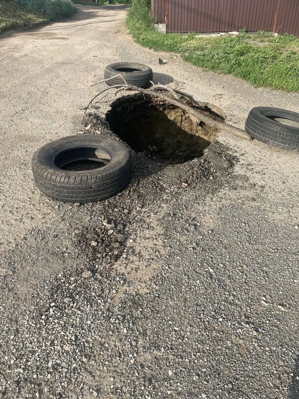 На пересечении Спасской и Карьерной в Самаре произошёл прорыв трубопровода: поток воды размыл проезжую часть и образовал глубокую яму. Информация о причинах и возможных пострадавших уточняется.
