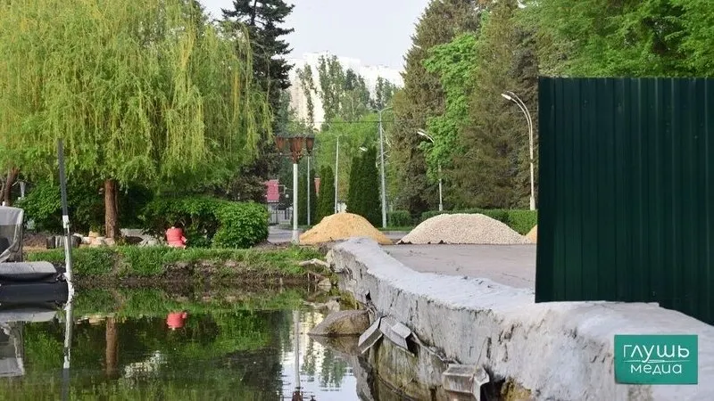 В парке устанавливают освещение и систему автополива, готовятся к замене дорожек и завершению очистки пруда; работы планируют закончить до конца месяца.