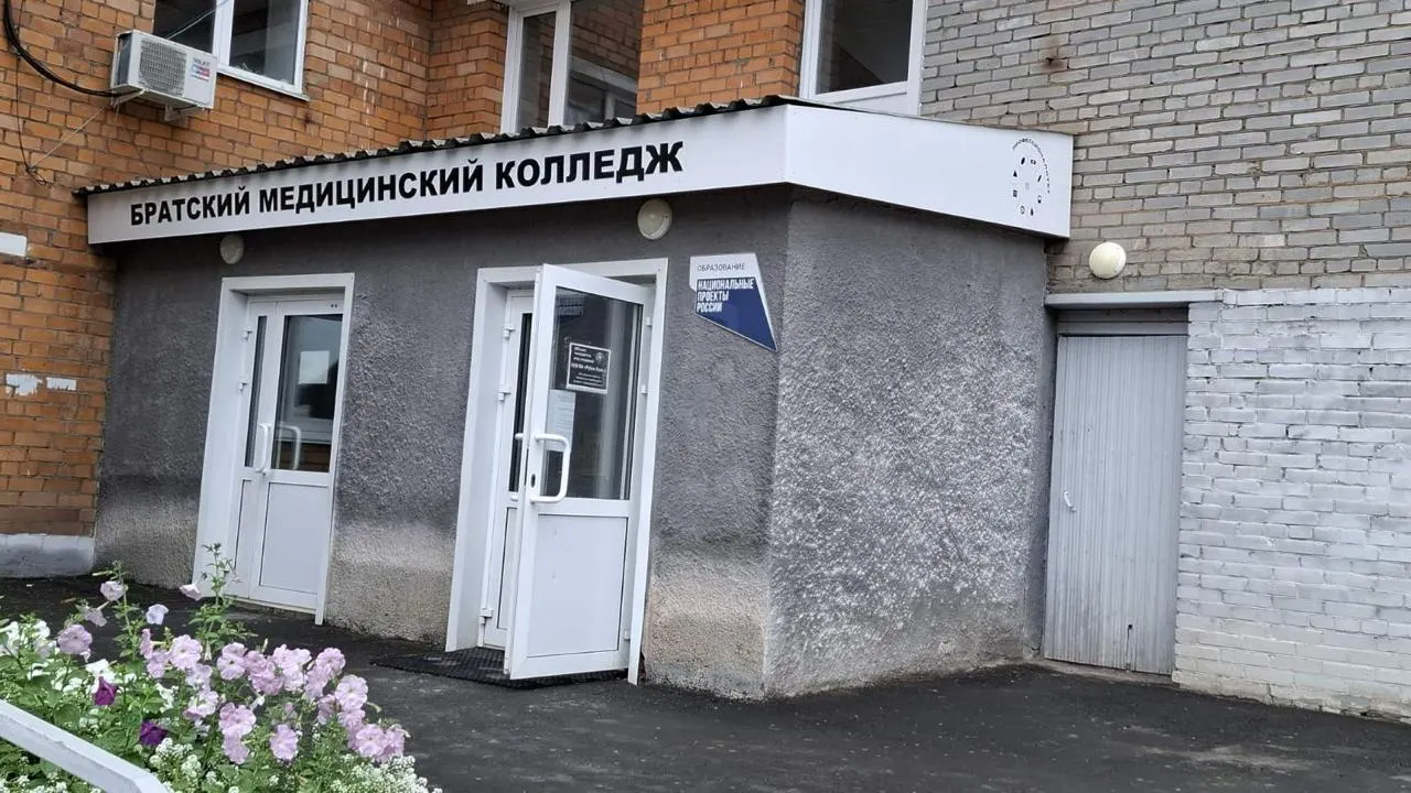 После первого этапа ГИА из колледжа исключили 35 студентов лечебного и фармацевтического отделений. Отчисленным предлагают либо заключить контракт с Минобороны, либо оплатить курсы для пересдачи экзаменов.